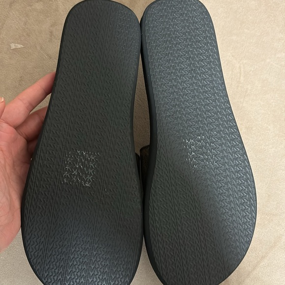 New Michael Kors Monogram Slide -Brown/Blackk with Gold logo-Size 8M - Picture 3 of 9